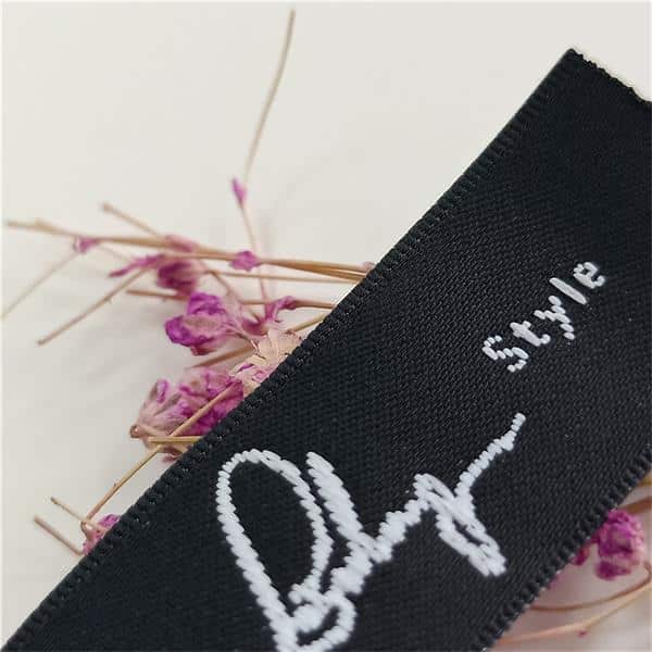 Black small size neck clothing tag for t-shirt - Image 3