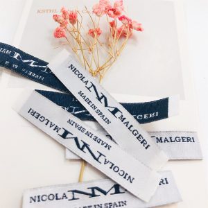 Update-2022 High cutsom satin vs polyester garment brand logo neck woven tags