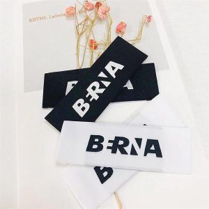 2023 what is the best selling garment price label tagging black tags cheap