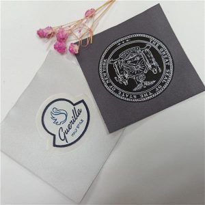woven label folds